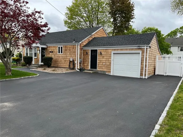 127 Dahlia St, Warwick, RI 02888