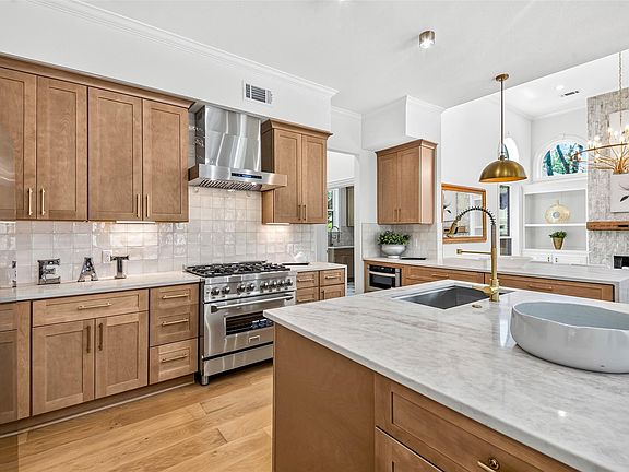 3rd image of 46 Pebble Cove Dr