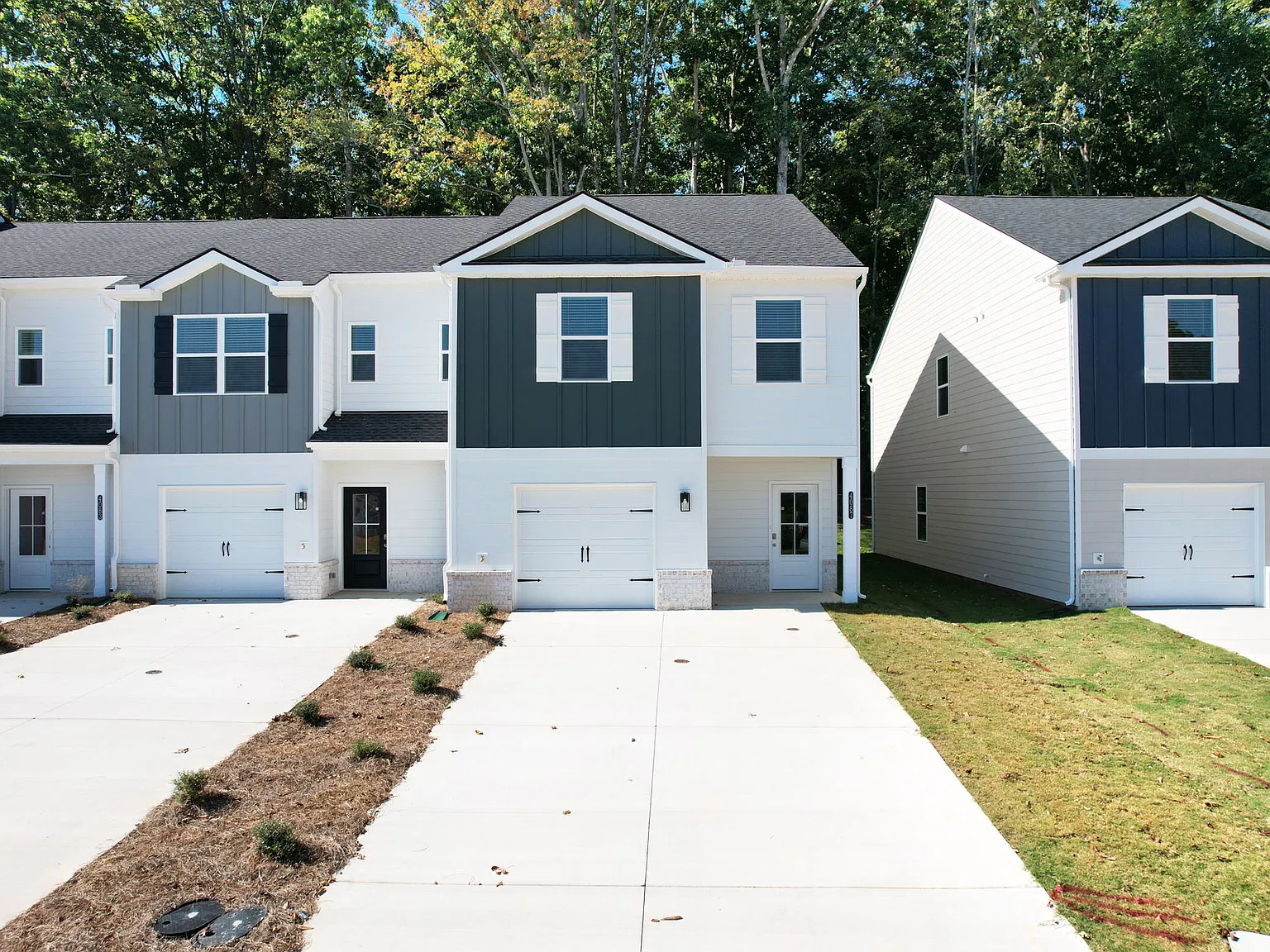 $300 Off 1st Month Rent! 4bd/2.5ba Townhouse With A Garage — Photo 3