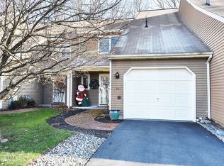 26 Commonwealth Dr, Glenmont, NY 12077