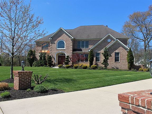 3rd image of 18 Tuxedo Ct