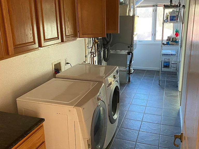 205 E John St — Photo 15