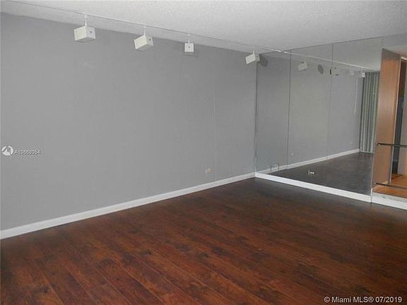 4th image of 3730 Inverrary Dr APT 2D