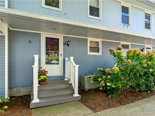 4 Smithfield Rd APT 21, North Providence, RI 02904