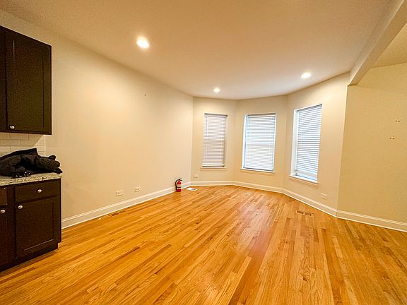 3rd image of 1521 W Irving Park #4743994