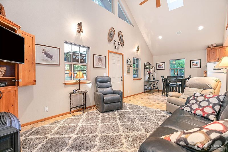 5th image of 6978 Rainier Way