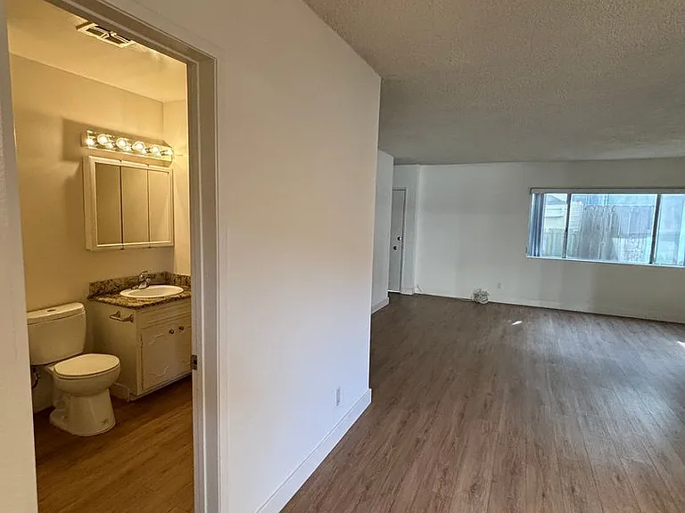2439 Chelsea Pl — Photo 15
