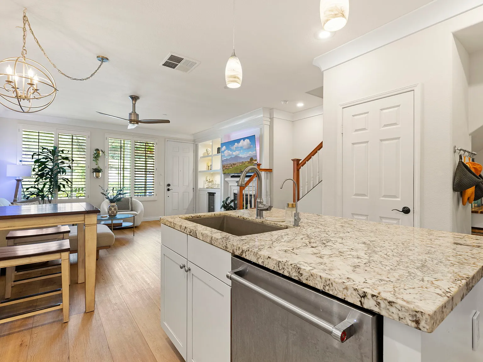 2 bed, 2.5 bath, 1327 sqft, $3,850 — Photo 4