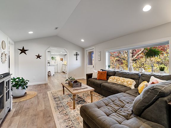 4th image of 484 Silver Spruce Ln