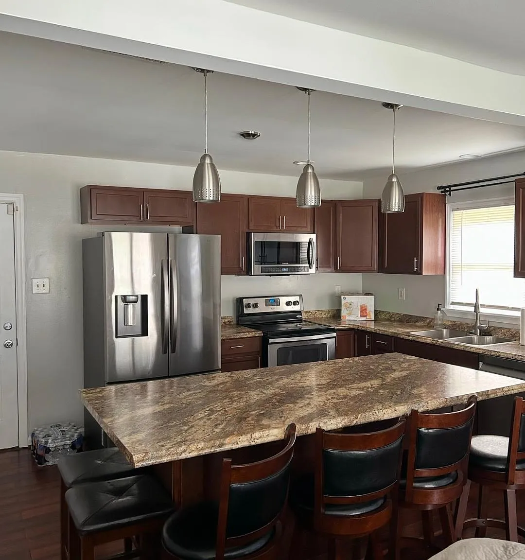 3 bed, 1123 sqft, $2,100 — Photo 3