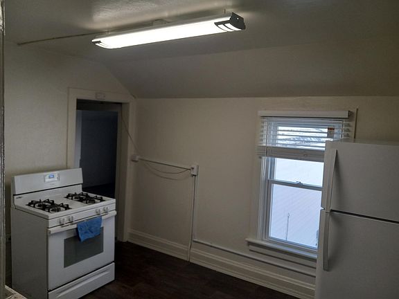 Wood flux blinds & modern tile floors