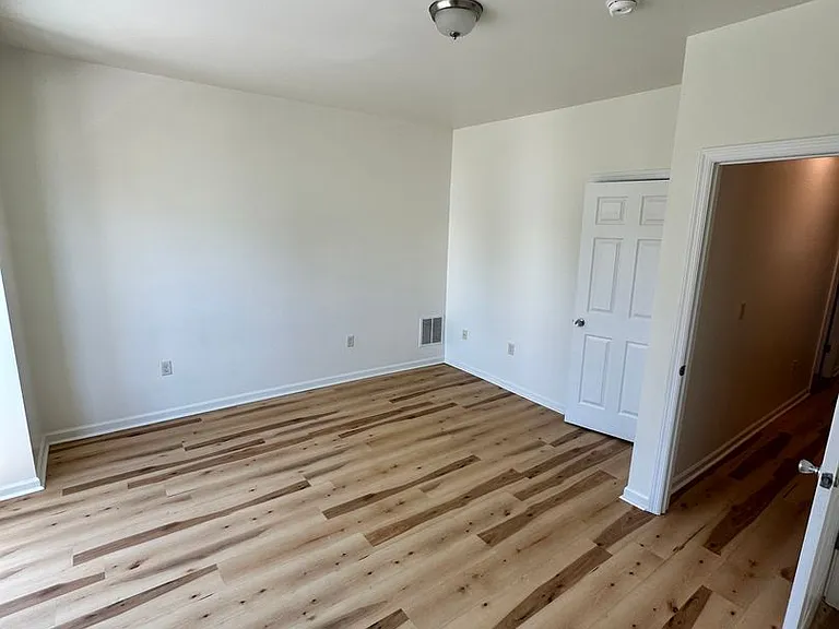 1211 W Poplar St — Photo 10