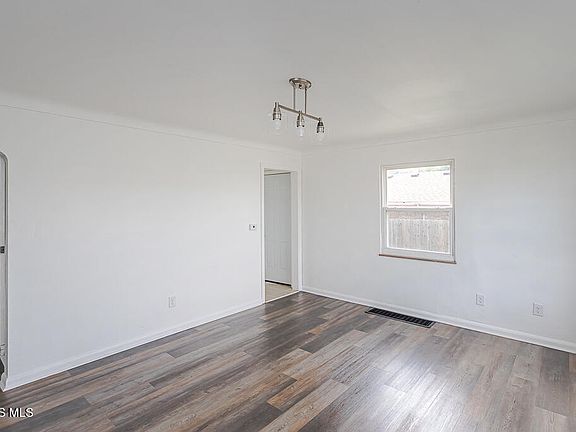 3rd image of 1318 E Manhattan Blvd