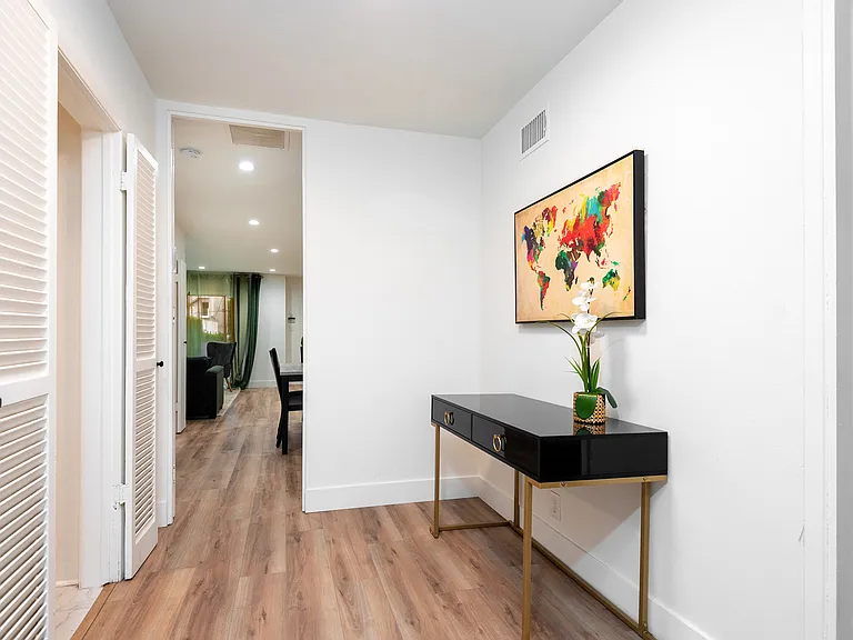 307 S La Peer Dr — Photo 10