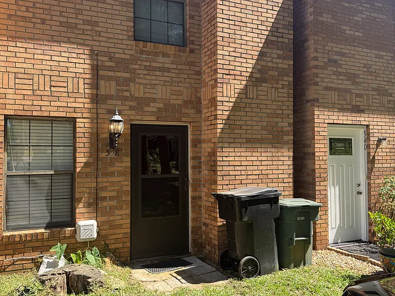 538 Claremont Ct — Photo 1