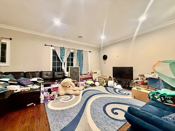 3rd image of 343 Rose Ave #2