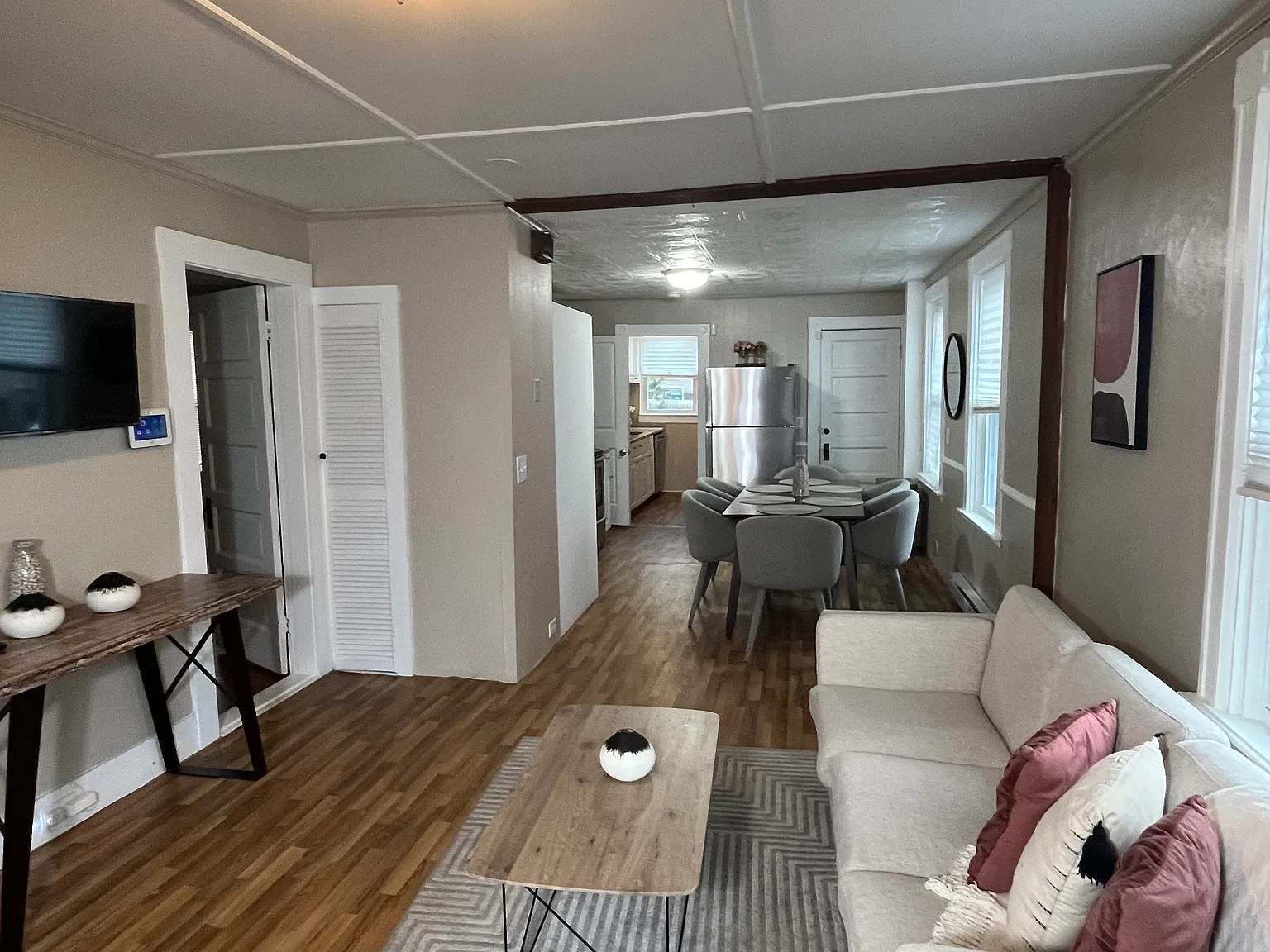 2 bed, 1000 sqft, $2,700 — Photo 2