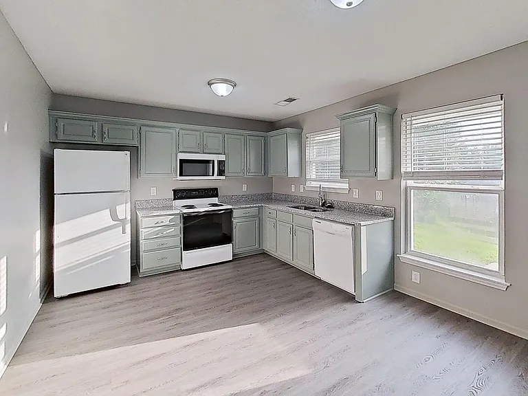 404A SE Oak Ridge Dr — Photo 1