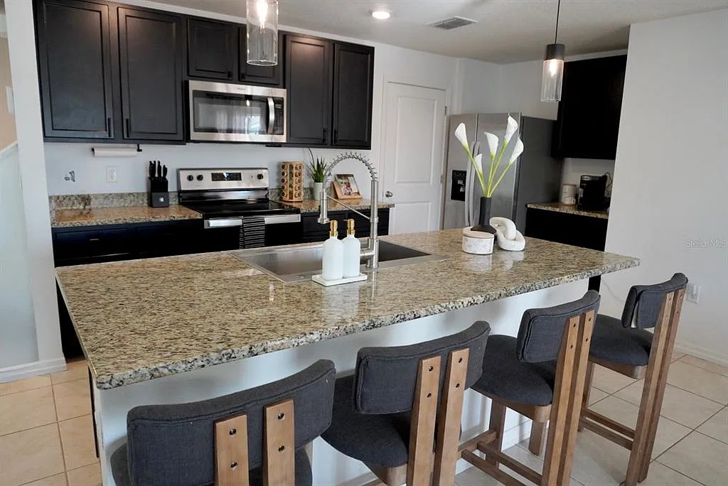 4 bed, 2.5 bath, 2328 sqft, $2,600 — Photo 4