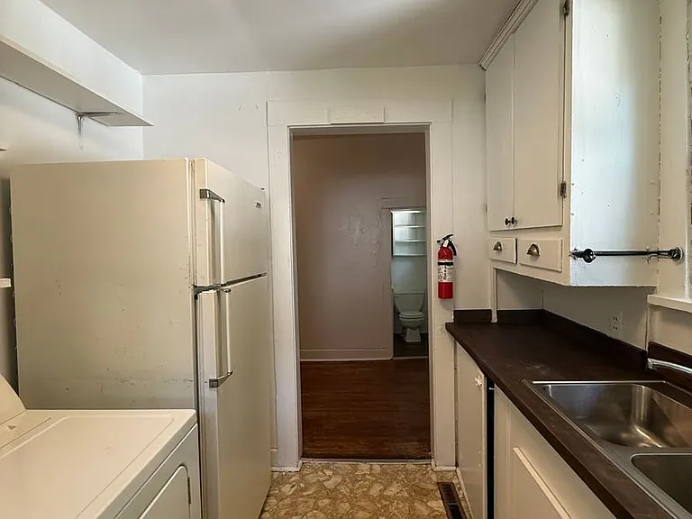 723 E 11th St — Photo 5
