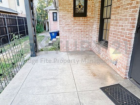 2nd image of 5542 Longview St