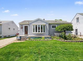 29217 Dembs Dr, Roseville, MI 48066