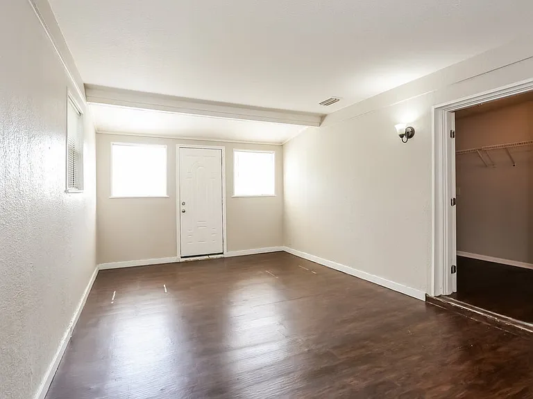 6812 Hawkins Ct — Photo 3