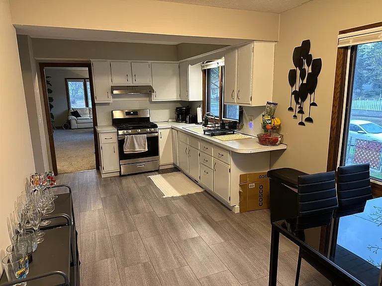 221 9th Ave NE #1 — Photo 3