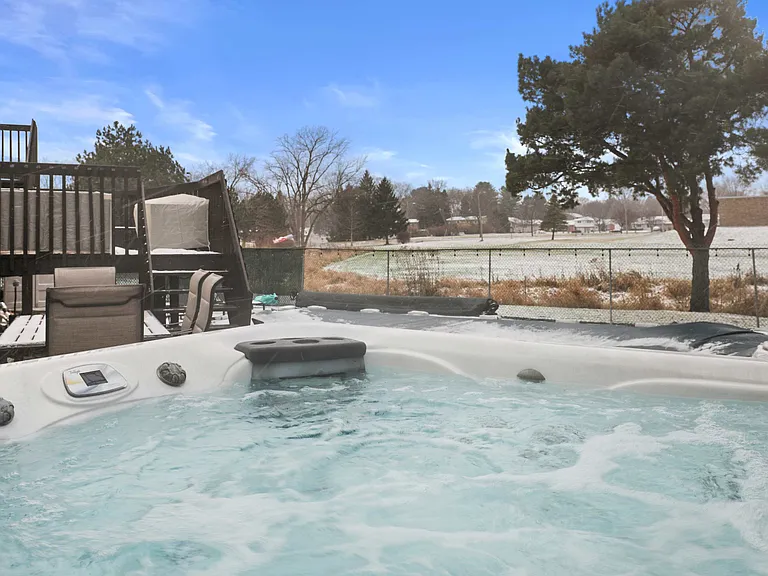 600 Woodview Dr — Photo 15