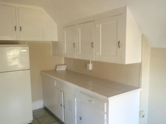 2nd image of 453 Glen St APT 9