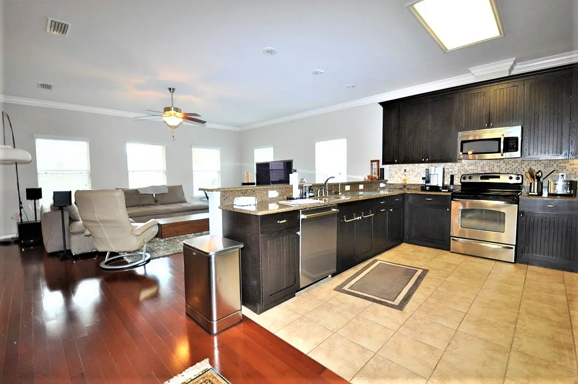 4 bed, 2110 sqft, $3,200 — Photo 3