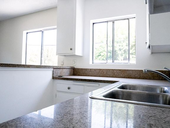 2nd image of 5028 Cahuenga Blvd #3