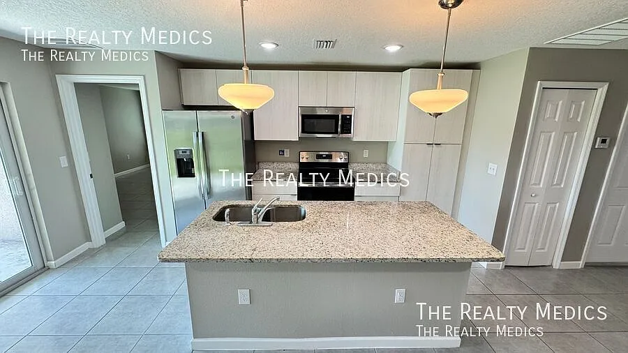 Amazing 4 Bedroom, 2 Bathroom Home in Palm Bay!! — Photo 4
