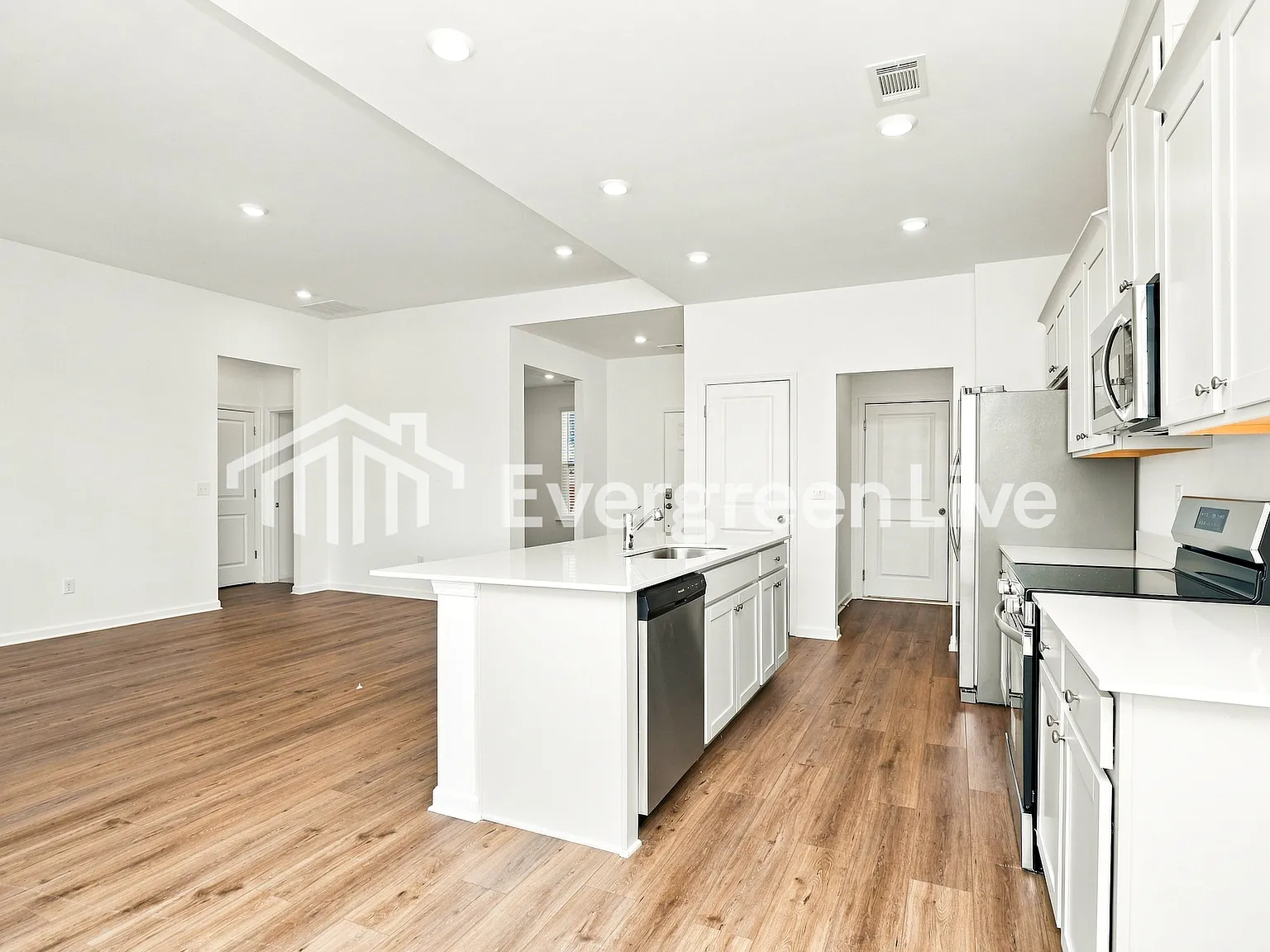 3 bed, 2.0 bath, 1621 sqft, $1,990 — Photo 2