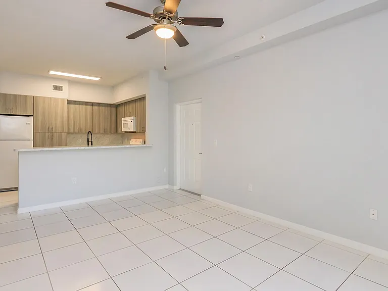 South Pointe Apartments — Photo 21