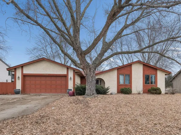 5242 Overlook Dr, Bloomington, MN 55437