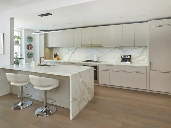 305 East 51st Street image 2 of 21