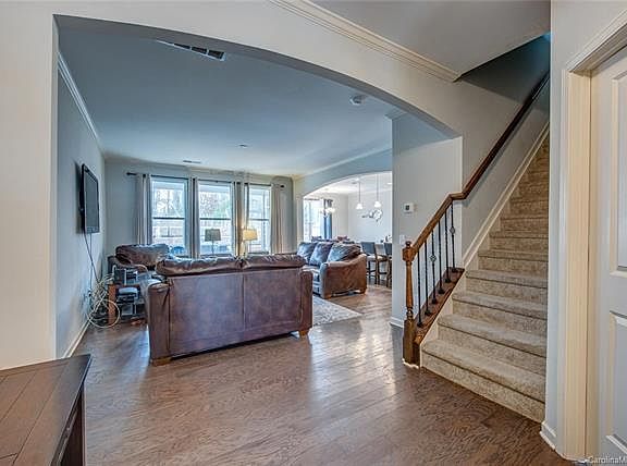 5th image of 548 Park View Dr