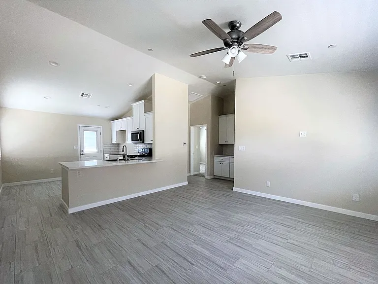 9933 N Loop Blvd — Photo 8