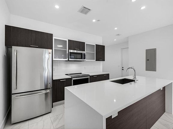 4th image of 1044 NE 18th Ave