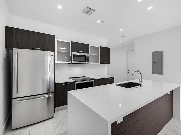 1044 NE 18th Ave — Photo 4