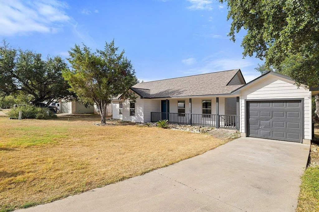 3 bed, 2.0 bath, 1243 sqft, $2,100 — Photo 2