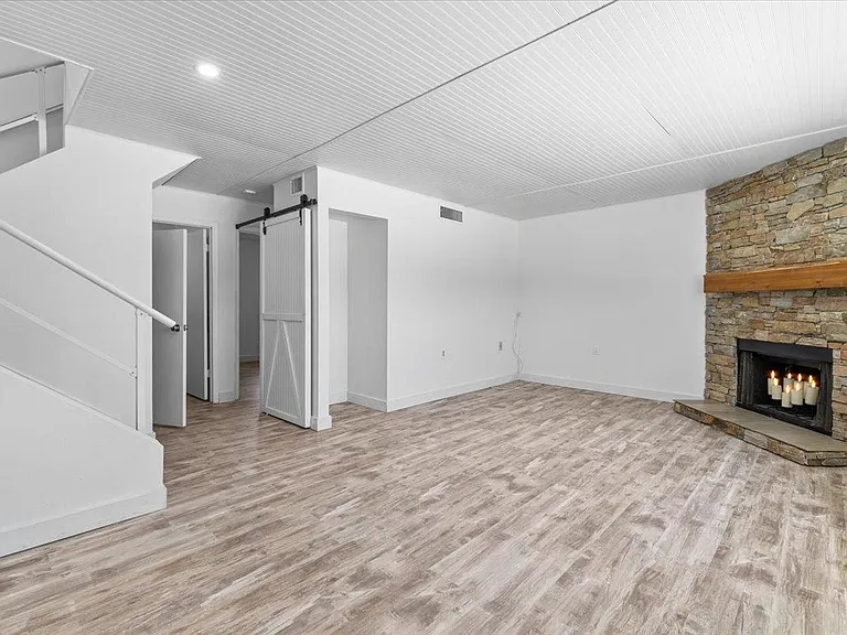 1041 E Kristal Way — Photo 14