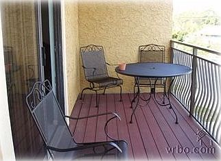 Lifetime balcony deck made of Trex!