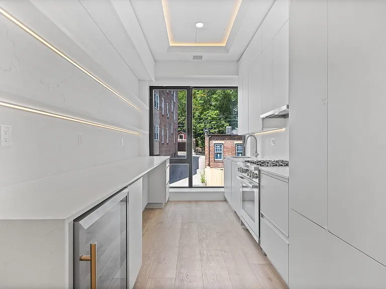 676 Washington St #1 — Photo 1