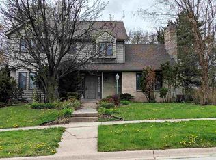 5332 Regents Park Rd, Rockford, IL 61107