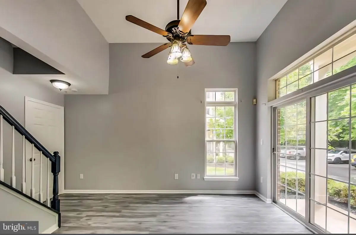 Building Photo - 9908 Spanish Oak Way #73