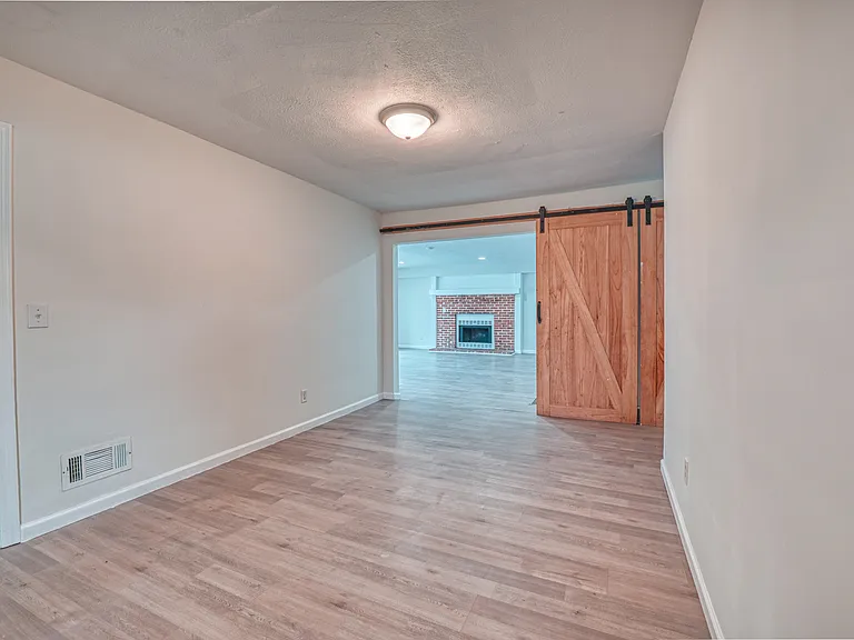 1139 Miller Ave — Photo 9