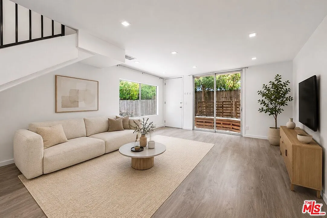 2 bed, 1.5 bath, 916 sqft, $3,950 — Photo 1