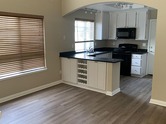 Kitchen & Dining Area
